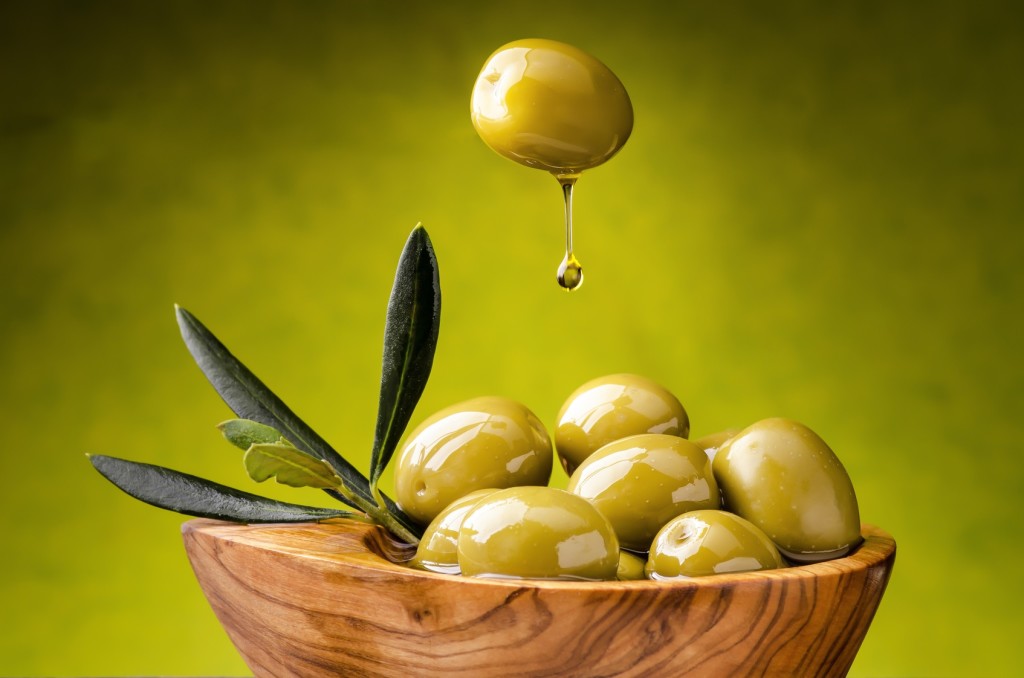 olive verdi con goccia di olio